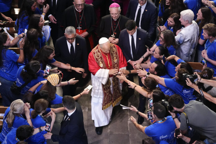 El papa León XIV tras el rezo de la Hora media que va a oficiar en la Catedral de la Santa Cruz y Santa Eulalia en Barcelona, este martes, su primer acto en la ciudad condal y que reunirá a unas 500 personas de la comunidad eclesiástica. EFE/ Enric Fontcuberta

