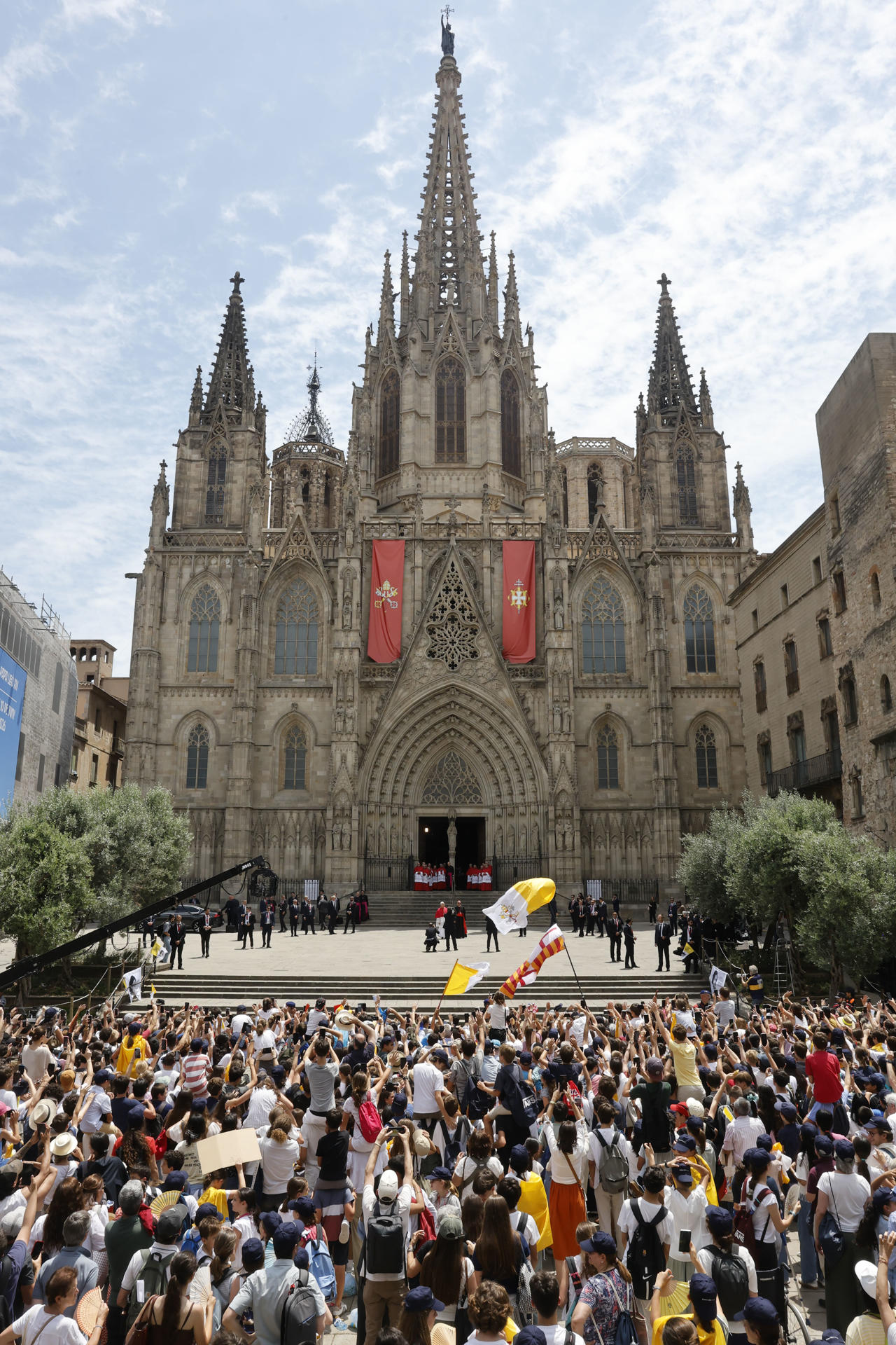 El papa León XIV saluda a una multitud a su llegada al rezo de la Hora media que va a oficiar en la Catedral de la Santa Cruz y Santa Eulalia en Barcelona, este martes, su primer acto en la ciudad condal y que reunirá a unas 500 personas de la comunidad eclesiástica. EFE/ Andreu Dalmau