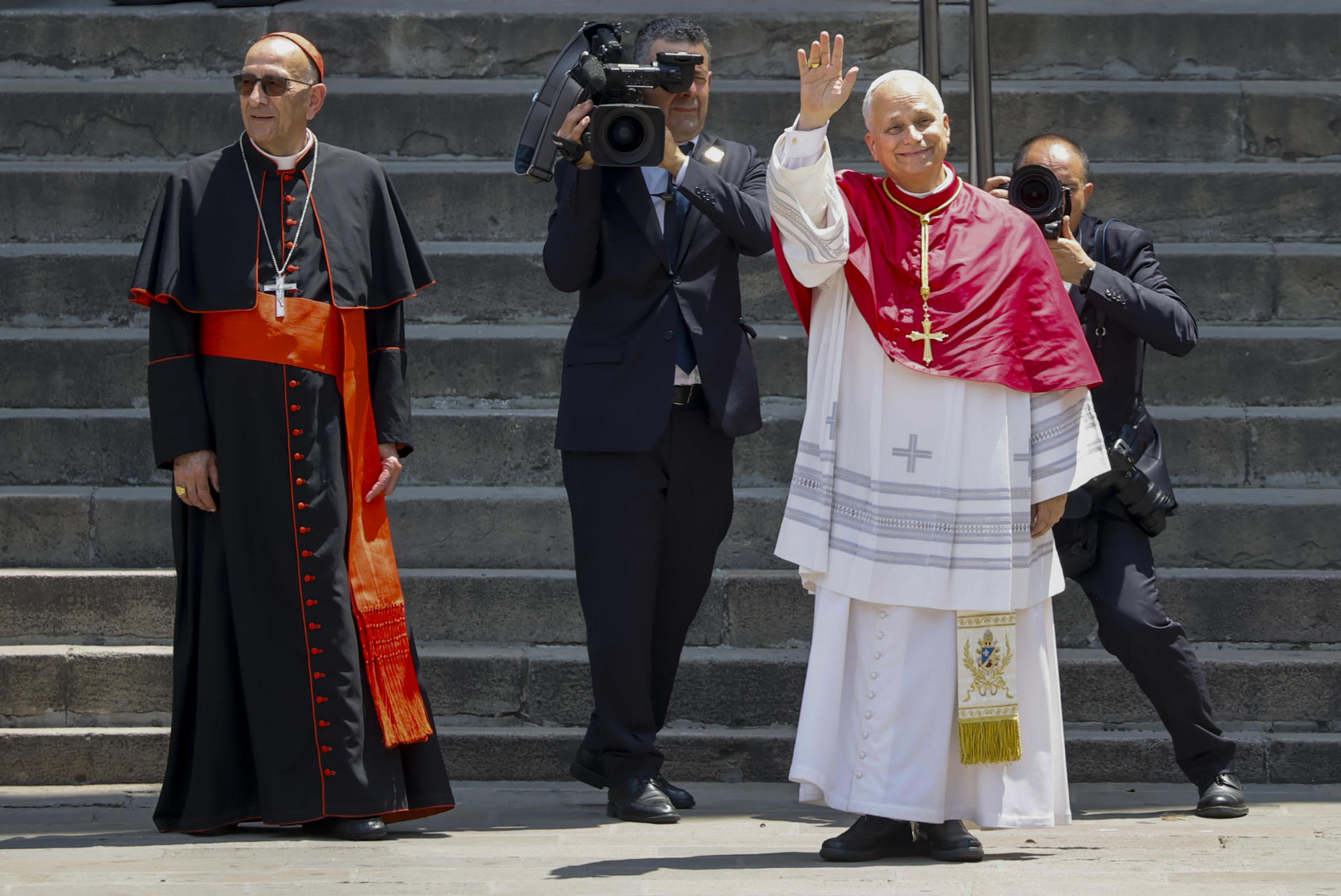 .- El papa León XIV (d) junto al arzobispo de Barcelona Juan José Omella (i) tras el rezo de la Hora media que va a oficiar en la Catedral de la Santa Cruz y Santa Eulalia en Barcelona, este martes, su primer acto en la ciudad condal y que reunirá a unas 500 personas de la comunidad eclesiástica. EFE/ Andreu Dalmau