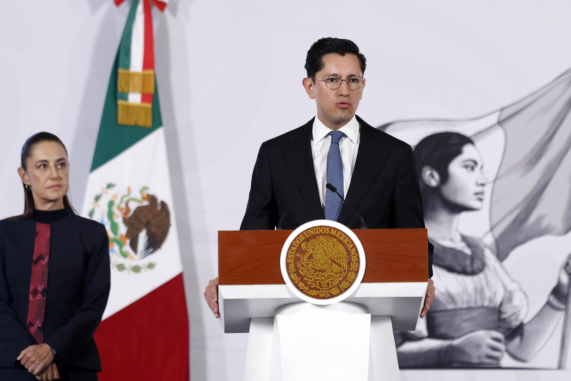 El canciller mexicano Roberto Velasco, habla este martes, durante una rueda de prensa de la presidenta Claudia Sheinbaum en Palacio Nacional de la Ciudad de México (México). EFE/Sáshenka Gutiérrez
