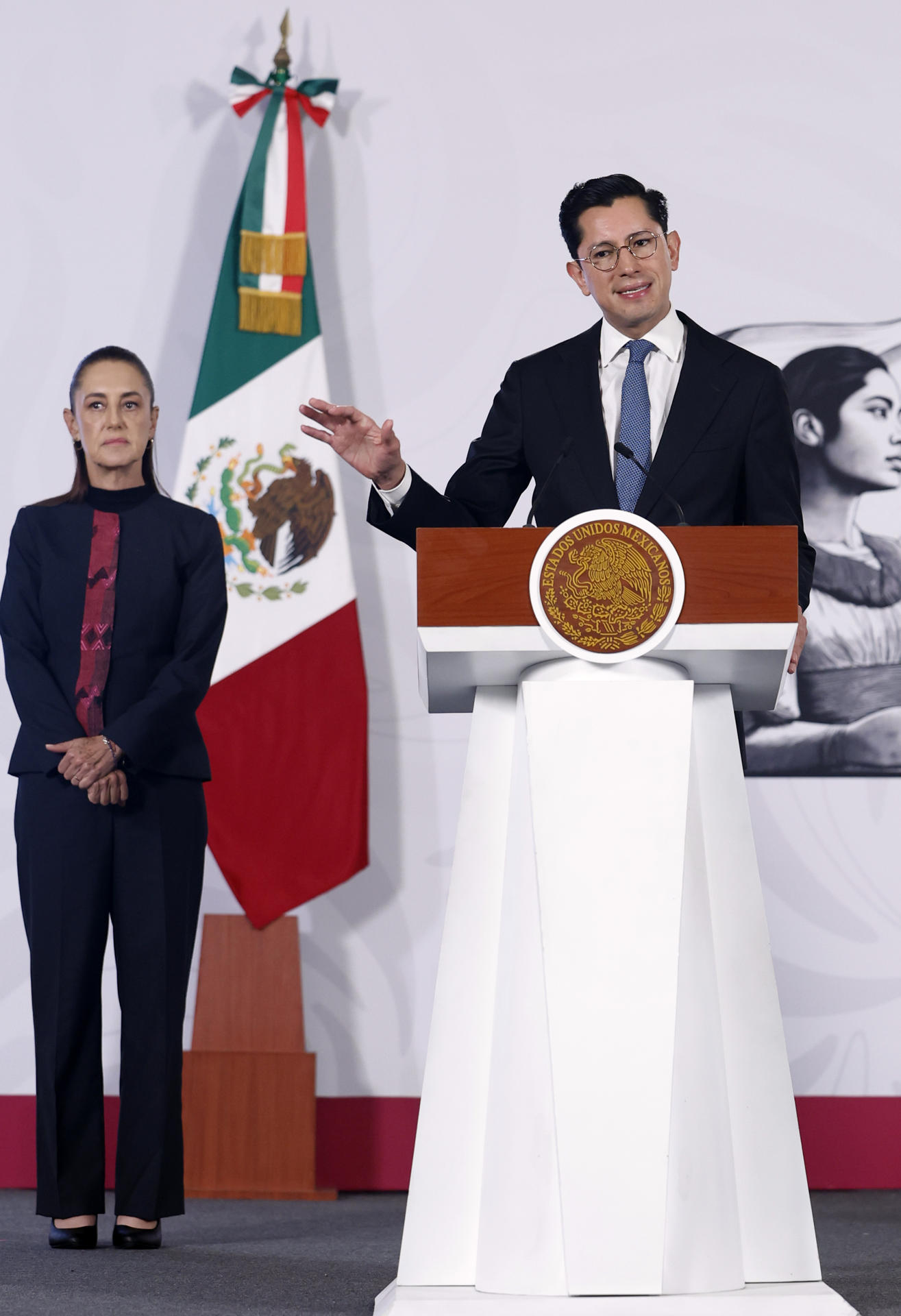 El canciller mexicano Roberto Velasco, habla este martes, durante una rueda de prensa de la presidenta Claudia Sheinbaum en Palacio Nacional de la Ciudad de México (México). EFE/Sáshenka Gutiérrez
