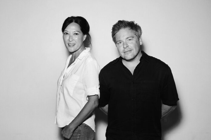 Tras más de dos décadas dedicados al periodismo, Lena Sundström y Jens Mikkelsen han triunfado en Suecia con su primera novela, 'Jaque a la reina' (Destino), un thriller que reivindica el periodismo de investigación frente a la corrupción y el racismo y que se acaba de publicar en España. La novela entronca con la tradición del 'nordic noir', que le busca las costuras a la aparentemente idílica sociedad sueca, y transcurre en Malmö, una ciudad de 350.000 habitantes y 187 nacionalidades que, según sus autores, es 