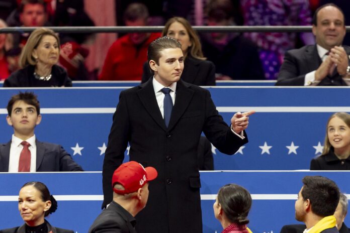 Fotografía que muestra a Barron Trump reaccionando durante el acto de investidura presidencial en el Capitol One Arena, en Washington (EE. UU.).EFE/ Allison Dinner/ ARCHIVO
