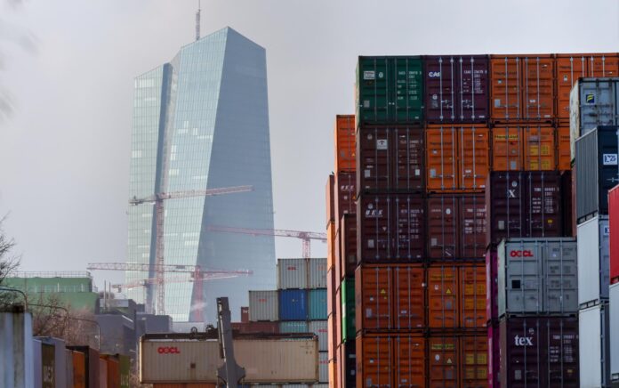 Imange de archivo de la sede del Banco Central Europeo (BCE) al fondo mientras un buque de carga está atracado en Fráncfort del Meno (Alemania)- EFE/EPA/RONALD WITTEK
