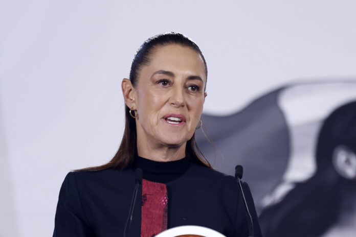 La presidenta de México, Claudia Sheinbaum, habla durante una rueda de prensa este martes en Palacio Nacional de la Ciudad de México (México). EFE/Sáshenka Gutiérrez
