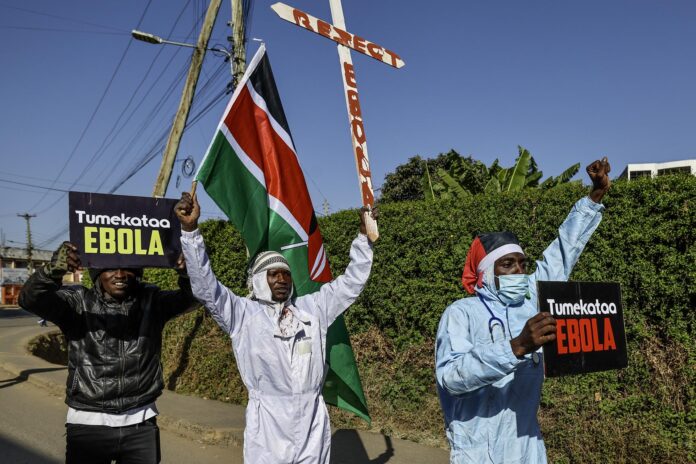 Activistas y manifestantes gritan consignas durante una protesta contra un centro de ébola en Nanyuki, Kenia, el 09 de junio de 2026. Activistas de derechos humanos salieron a las calles para oponerse a la creación de un centro de cuarentena de ébola para ciudadanos estadounidenses en la Base Aérea de Laikipia. A pesar de una orden judicial que detuvo la construcción de las instalaciones, existen acusaciones de que la construcción continuó días después de que el Ministro de Salud, Aden Duale, dijera en el Parlamento que procedería como medida de precaución contra un brote de ébola. (Protestas, Kenia) EFE/EPA/DANIEL IRUNGU
