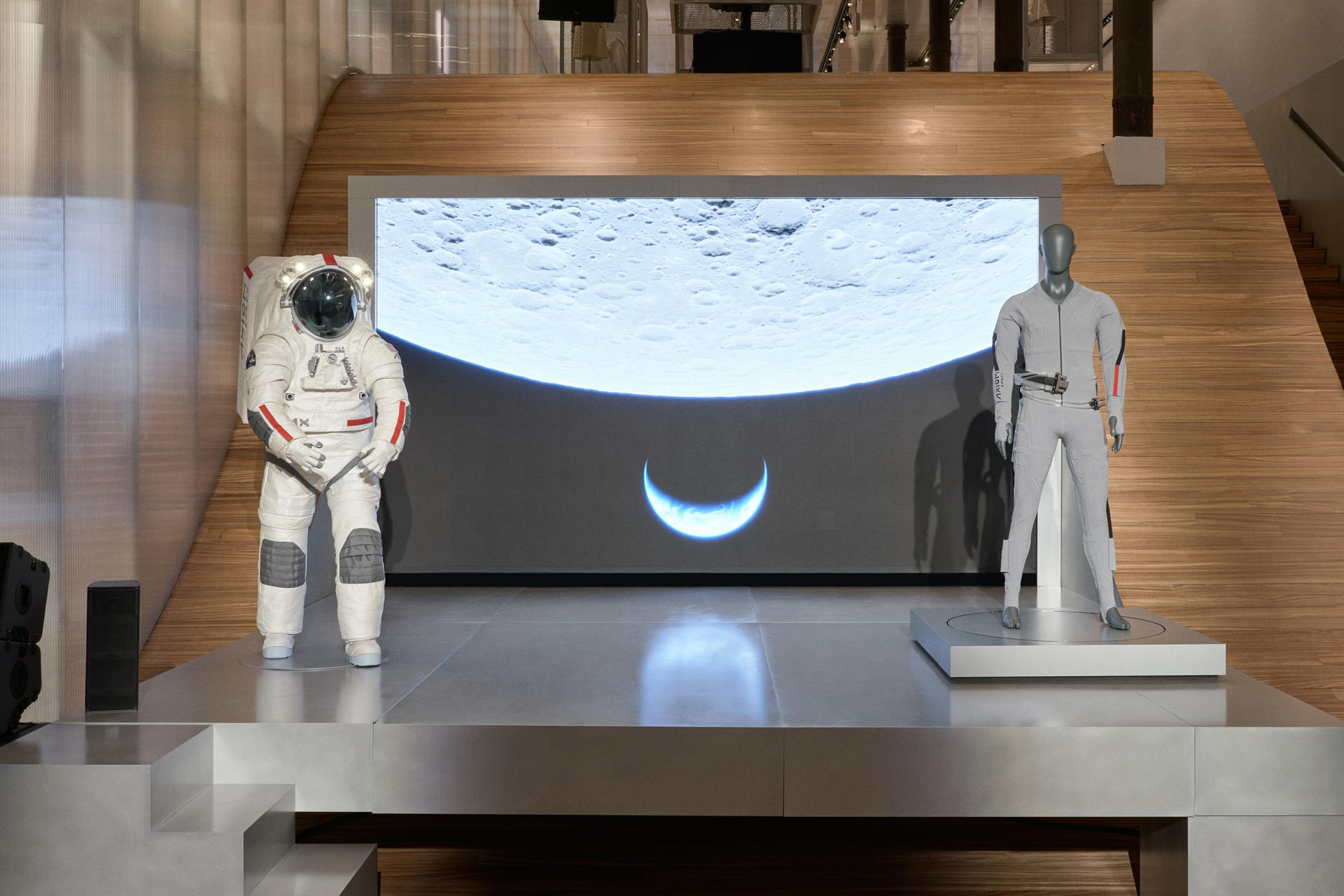 Fotografía cedida por Axiom Space de la prenda (d) de ventilación y refrigeración líquida (LCVG), una capa interior diseñada por Prada para los astronautas, que se utilizará debajo del traje espacial (i) Axiom Extravehicular Mobility Unit (AxEMU) en las futuras misiones Artemis de la NASA. EFE/ Axiom Space /SOLO USO EDITORIAL/NO VENTAS/ SOLO DISPONIBLE PARA ILUSTRAR LA NOTICIA QUE ACOMPAÑA (CRÉDITO OBLIGATORIO)

