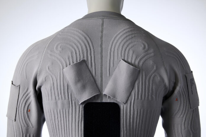 Fotografía cedida por Axiom Space de un detalle de la parte trasera de la prenda de ventilación y refrigeración líquida (LCVG), una capa interior diseñada por Prada para los astronautas, que se utilizará debajo del traje espacial Axiom Extravehicular Mobility Unit (AxEMU) en las futuras misiones Artemis de la NASA. EFE/ Axiom Space /SOLO USO EDITORIAL/NO VENTAS/ SOLO DISPONIBLE PARA ILUSTRAR LA NOTICIA QUE ACOMPAÑA (CRÉDITO OBLIGATORIO)
