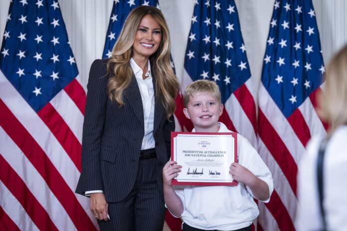 La primera dama de Estados Unidos, Melania Trump, posa con el estudiante Aaron Gallagher durante la ceremonia de entrega de los premios del Desafío Presidencial de Inteligencia Artificial en el Salón Este de la Casa Blanca en Washington, DC, EE. UU., el 9 de junio de 2026. EFE/EPA/JIM LO SCALZO
