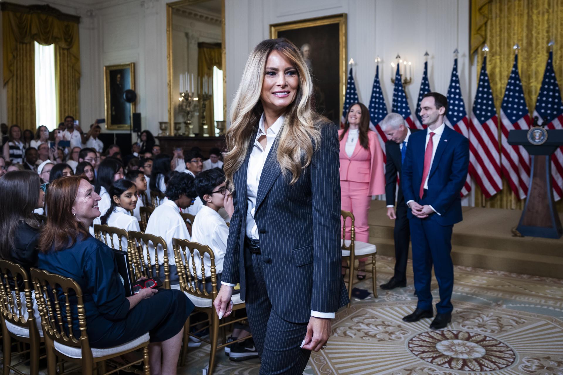 La primera dama de los Estados Unidos, Melania Trump, se retira tras presidir la Ceremonia de Entrega de los Premios del Desafío Presidencial de IA en el Salón Este de la Casa Blanca en Washington, DC, EE. UU., 9 de junio de 2026. EFE/EPA/JIM LO SCALZO