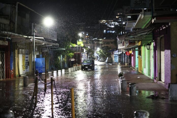 Fotografía de una calle inundada en el balneario de Acapulco en Guerrero (México). Imagen de archivo. EFE/ David Guzmán
