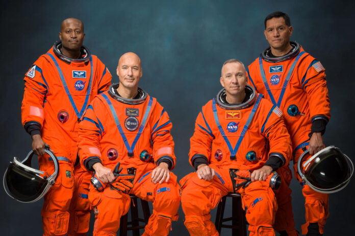 Fotografía cedida por la NASA de los integrantes de la tripulación de la misión Artemis III, de izquierda a derecha, Andre Douglas, Luca Parmitano, Randy Bresnik, y Frank Rubio. EFE/Bill Stafford/NASA
