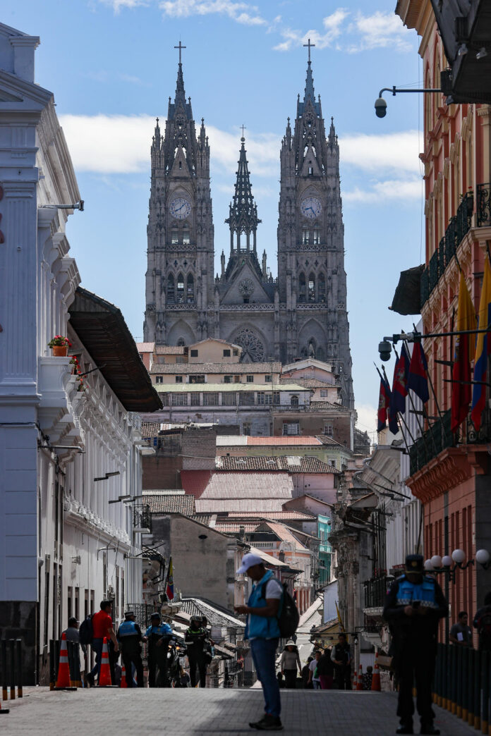 Fotografía del 4 de junio de 2026 que muestra una calle en el centro histórico en Quito (Ecuador). EFE/ José Jácome
