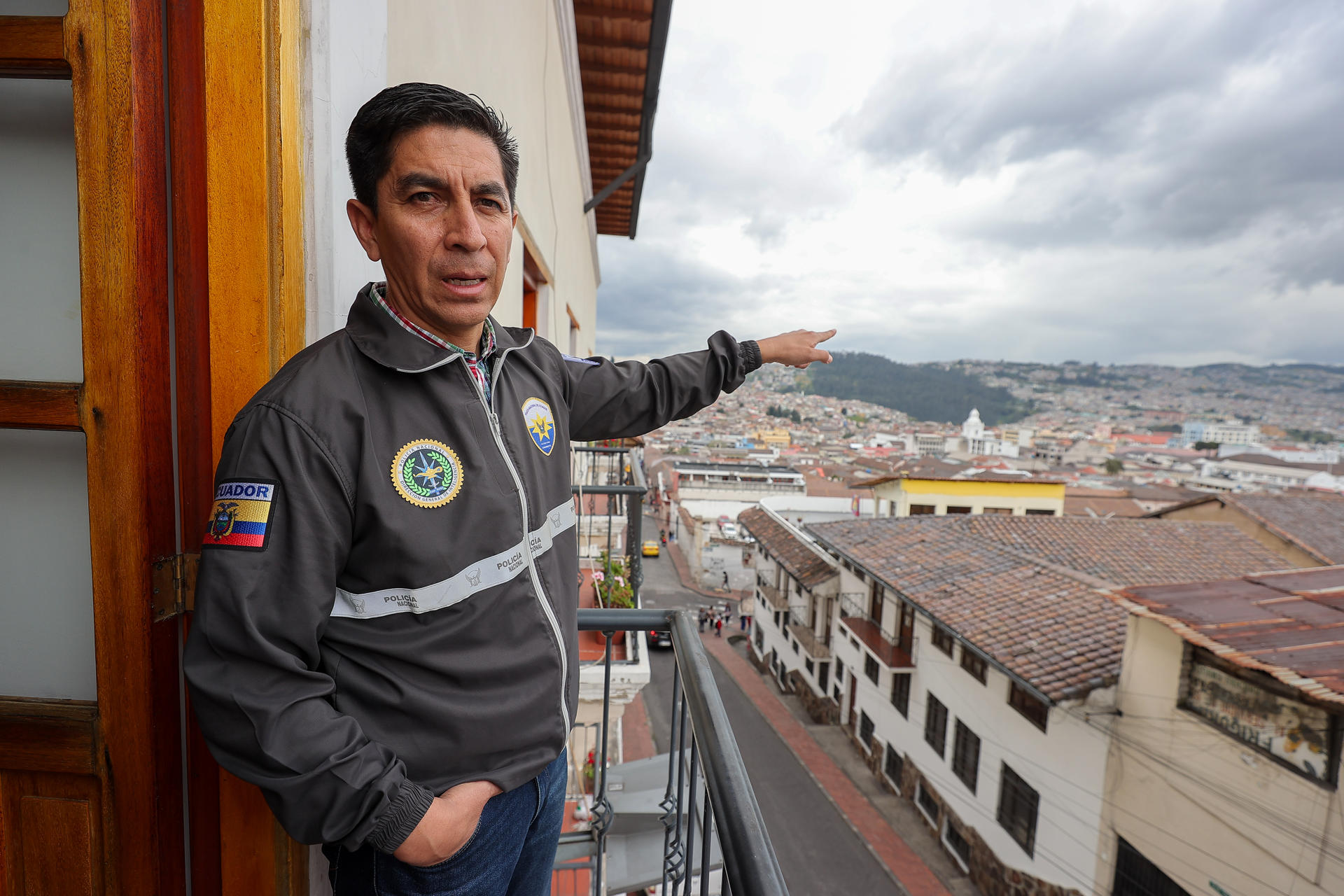 Fotografía del 4 de junio de 2026 que muestra al coronel Gustavo Pérez hablando en una casa en el centro histórico en Quito (Ecuador). EFE/ José Jácome
