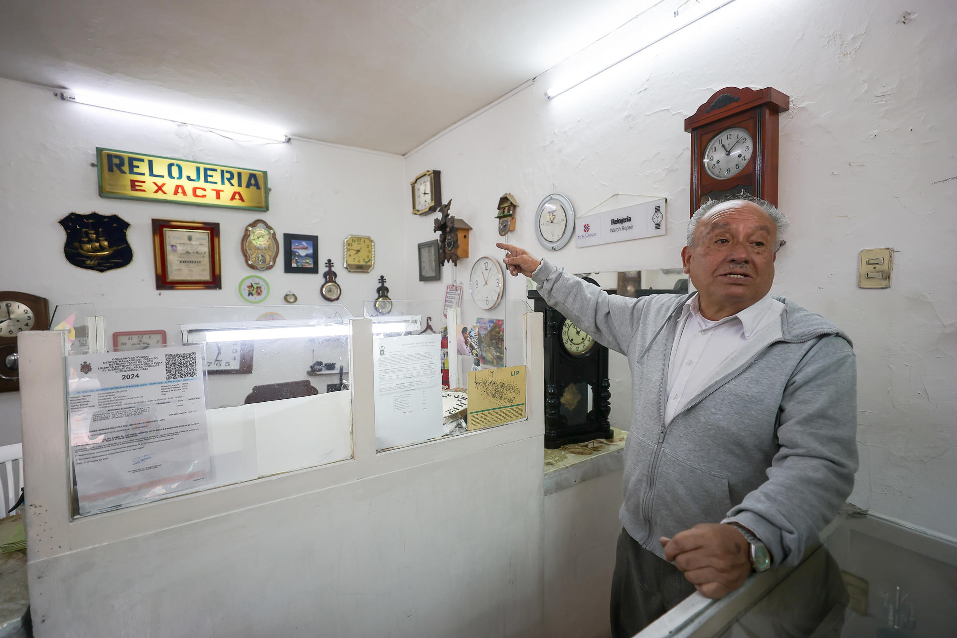 Fotografía del 4 de junio de 2026 que muestra Augusto Nolivos hablando en la Relojería Exacta, en Quito (Ecuador). EFE/ José Jácome
