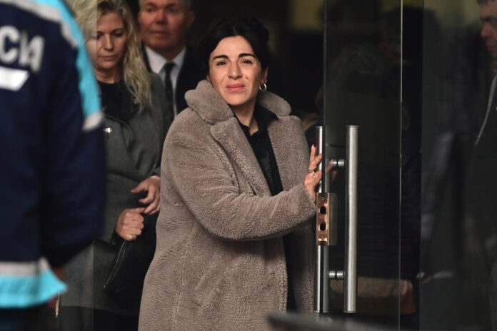 La hija de Diego Armando Maradona, Giannina Maradona sale de los Tribunales de San Isidro este martes, durante una jornada del juicio por la muerte del legendario futbolista argentino Maradona, en Buenos Aires (Argentina). EFE/ Matias Campaya
