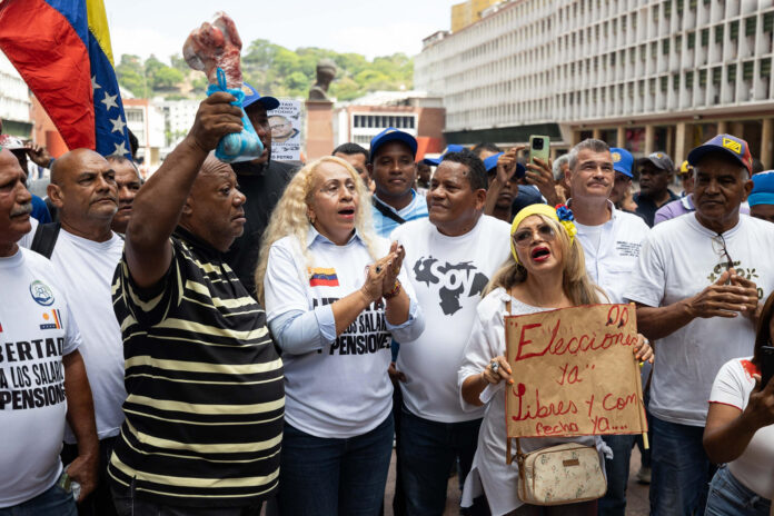 Personas participan en una protesta de sindicalistas a las afueras del Consejo Nacional Electoral este martes, en Caracas (Venezuela). EFE/ Ronald Peña

