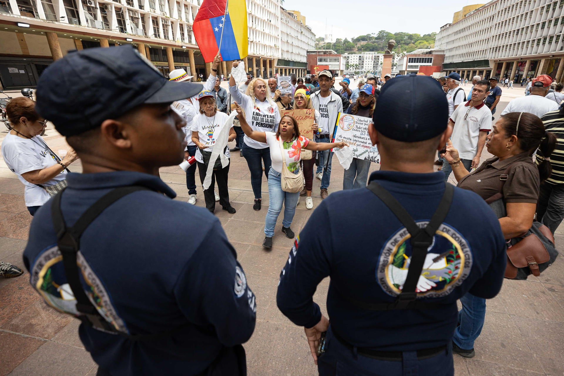 Personas participan en una protesta de sindicalistas a las afueras del Consejo Nacional Electoral este martes, en Caracas (Venezuela). EFE/ Ronald Peña
