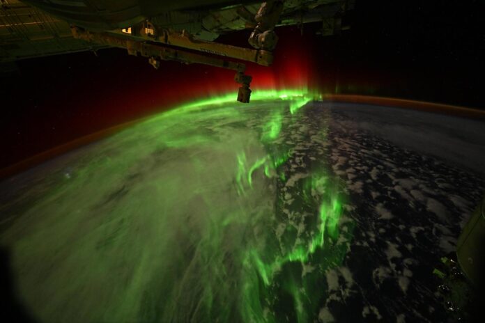 Fotografía publicada en la cuenta oficial en X @Astro_Jessica de la astronauta de la NASA Jessica Meir, que muestra una vista de una aurora austral tomada desde la nave Dragon, de SpaceX, en la Estación Espacial Internacional (EEI). EFE/ @Astro_Jessica
