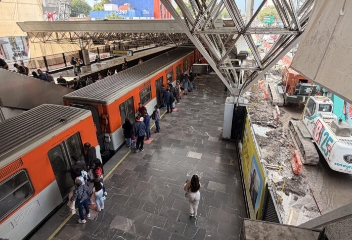 Fotografía de archivo que muestra las obras de remodelación en el sistema de Transporte Colectivo (Metro), y Calzada de Tlalpan, en Ciudad de México (México). EFE/ Sáshenka Gutiérrez
