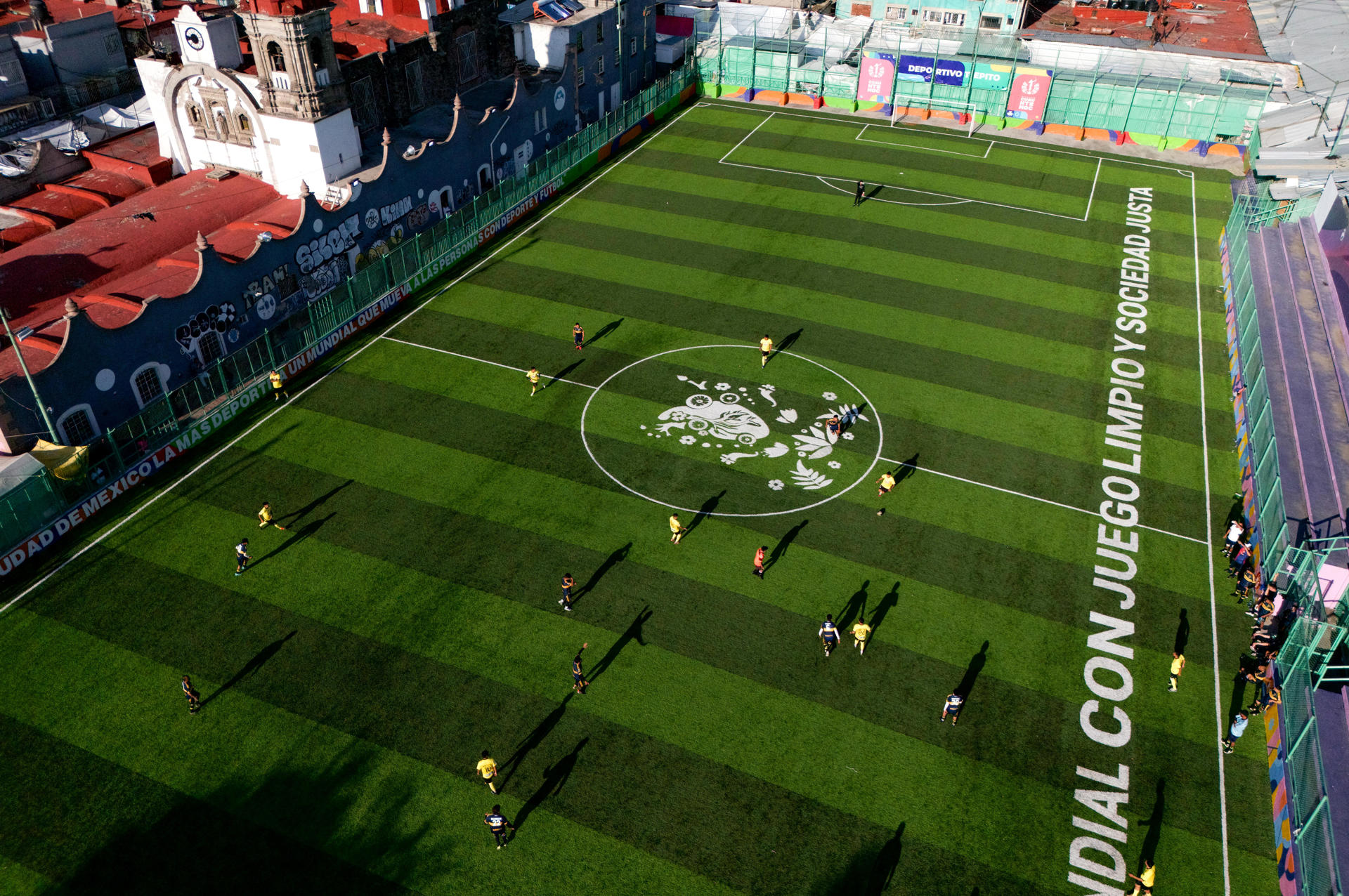 Fotografía aérea de personas jugando fútbol en una cancha ubicada en el barrio bravo de Tepito este lunes, en Ciudad de México (México). EFE/Tomás Pérez
