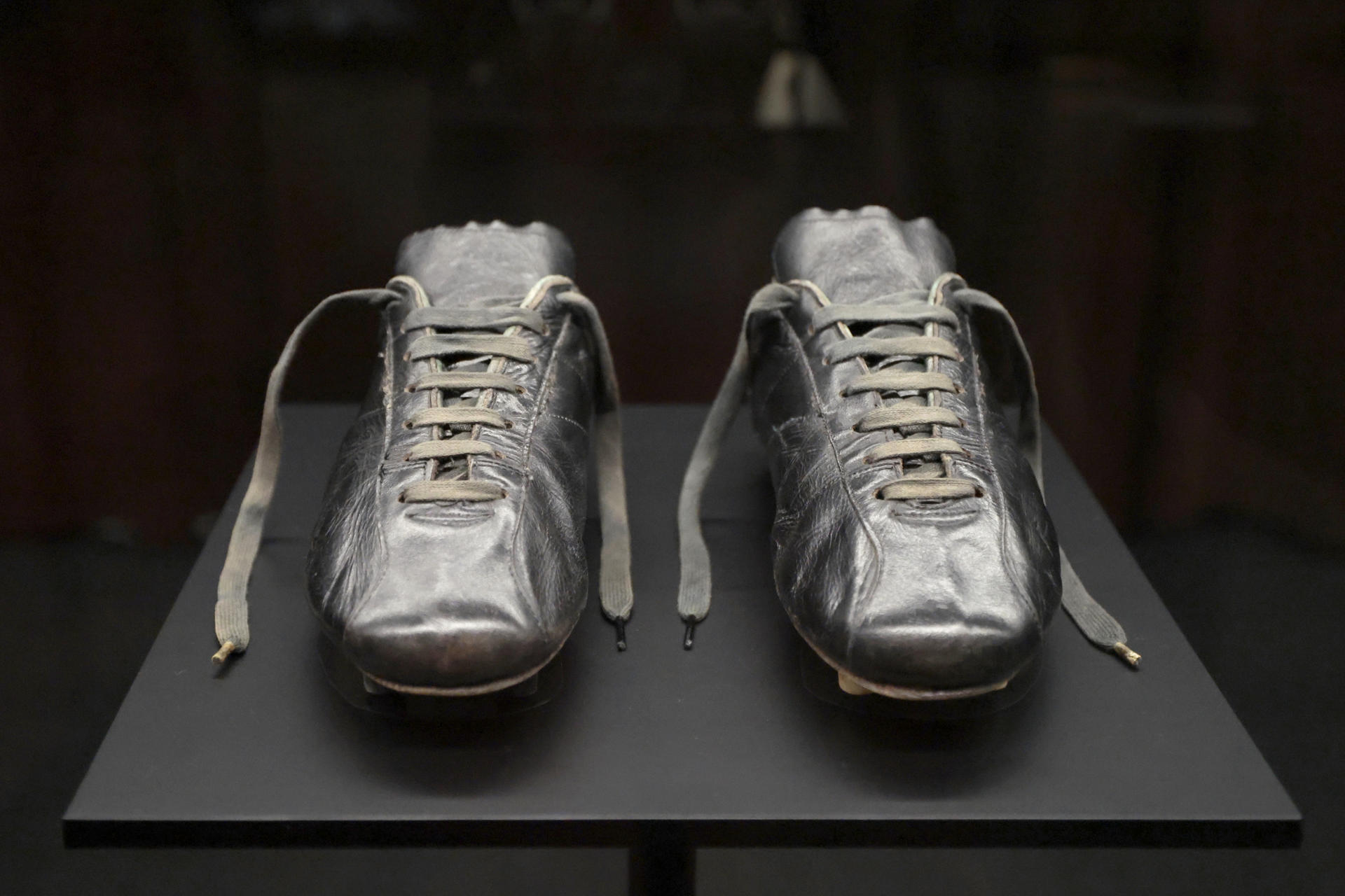 Fotografía de las botas del astro brasileño Edson Arantes do Nascimento "Pelé" que utilizó en la final del Mundial de 1970 exhibidos en la exposición 'Objetos de leyenda: momentos icónicos en la historia del fútbol' este mates, en el museo Jumex de la Ciudad de México (México). EFE/José Méndez