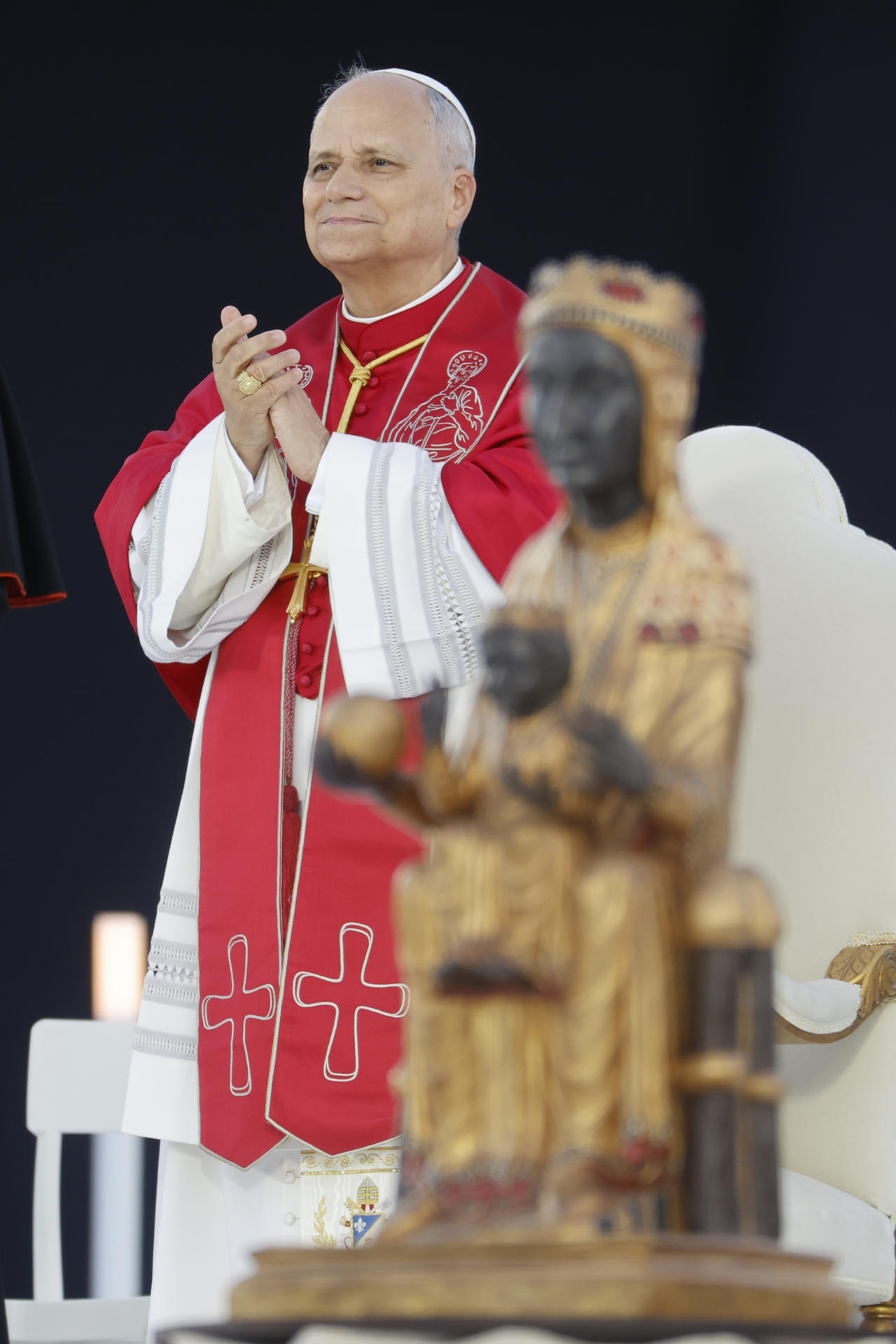 El papa León XIV durante la vigilia que celebra con 40.000 personas este martes en el Estadio Olímpico de Barcelona. EFE/Alberto Estévez