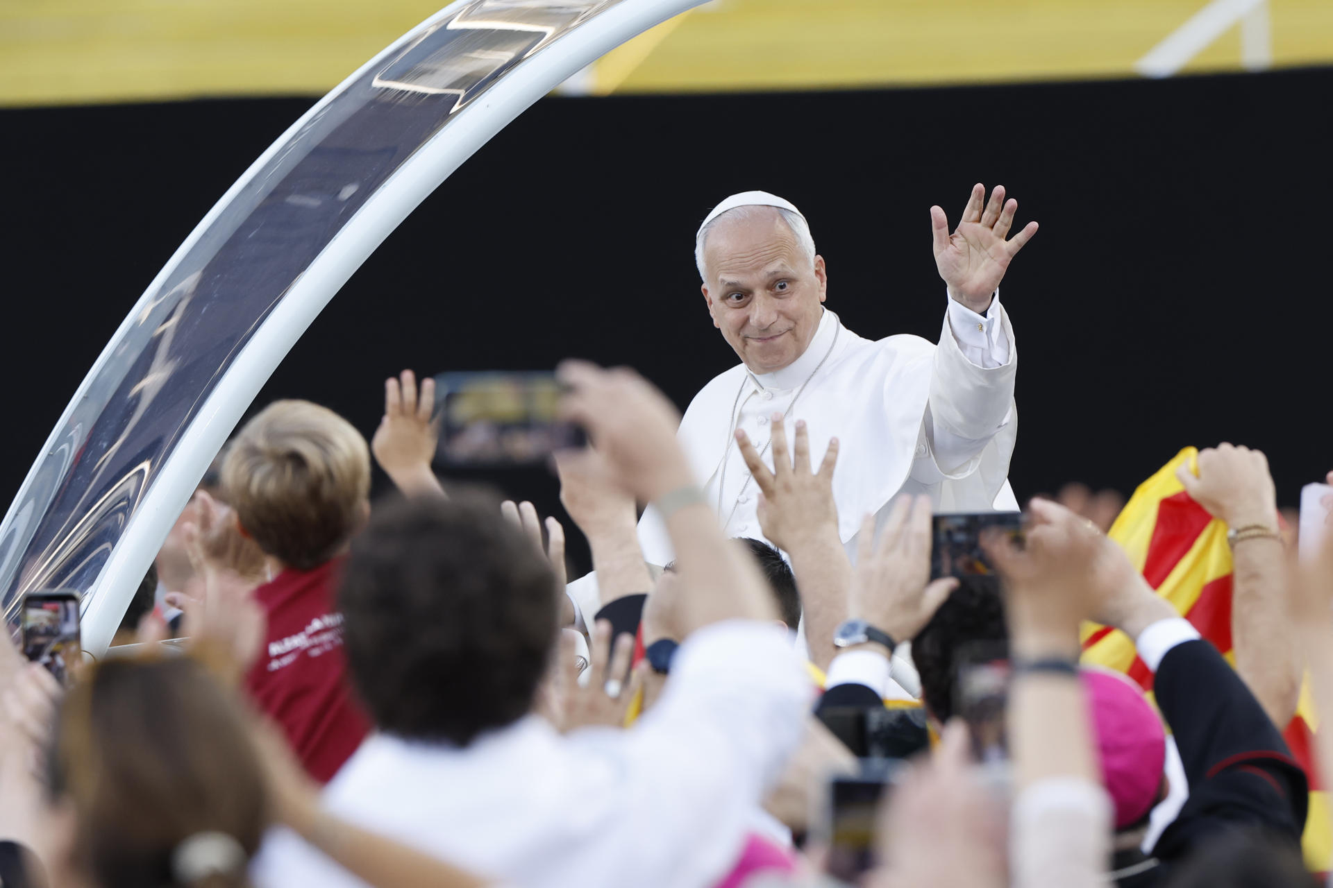 El papa León XIV saluda a los fieles a su llegada a la vigilia que celebra con 40.000 jóvenes este martes en el Estadio Olímpico de Barcelona. EFE/Alberto Estévez