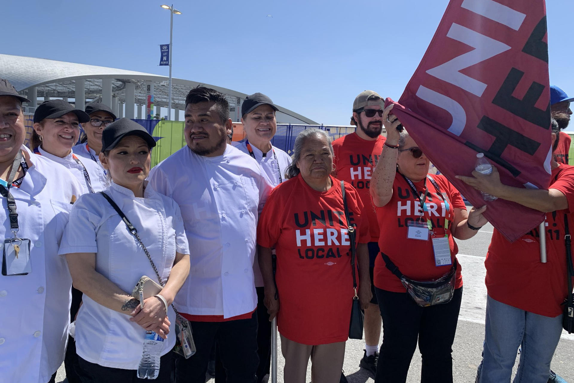 Fotografía cedida por Unite Here Local 11 de trabajadores del estadio SoFi durante una manifestación este martes, en Los Ángeles (EE.UU.). Los cerca de 2.000 trabajadores han alcanzado un acuerdo contractual provisional, con lo que evitan una huelga a pocos días de que inicie el torneo. EFE/Unite Here Local 11 /SOLO USO EDITORIAL /NO VENTAS /SOLO DISPONIBLE PARA ILUSTRAR LA NOTICIA QUE ACOMPAÑA /CRÉDITO OBLIGATORIO
