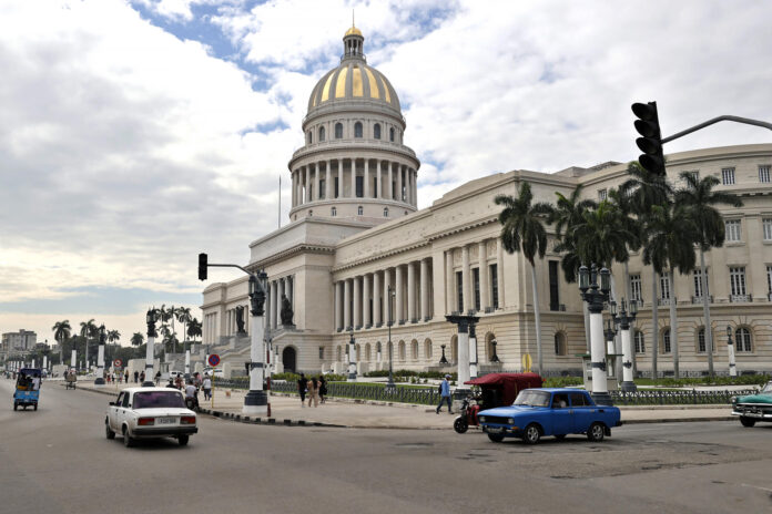 Fotografía de archivo que muestra el Capitolio Nacional de Cuba en La Habana (Cuba). EFE/ Ernesto Mastrascusa
