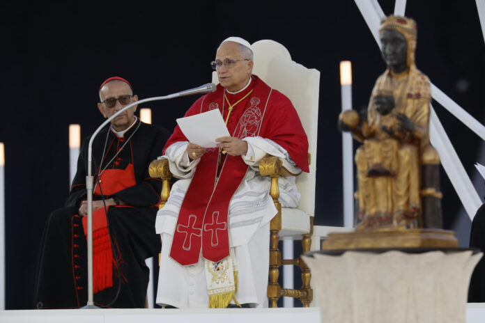 - El papa León XIV, acompañado por el cardenal Juan José Omella (i), durante la vigilia que celebra con 40.000 personas este martes en el Estadio Olímpico de Barcelona. EFE/Alberto Estévez
