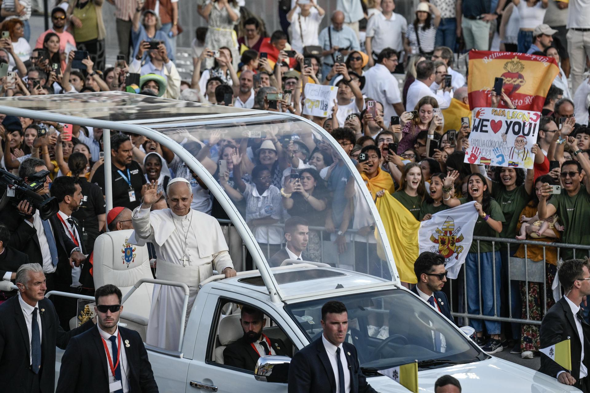 - El Papa León XIV llega a una vigilia de oración en el Estadio Olímpico Lluis Companys en Barcelona, España, 09 de junio de 2026. El Papa León XIV visita España del 06 al 12 de junio de 2026, con paradas en Madrid, Barcelona y las Islas Canarias. (Papa, España) EFE/EPA/CIRO FUSCO
