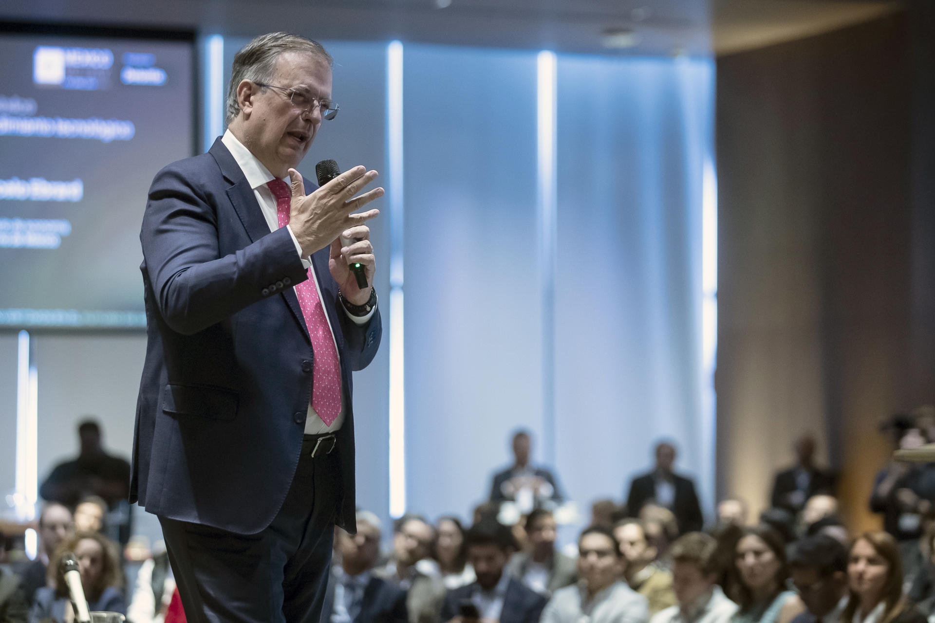El secretario de Economía de México, Marcelo Ebrard, habla durante su participación en el VC Day 2026 este martes, en Ciudad de México (México).  EFE/Isaac Esquivel
