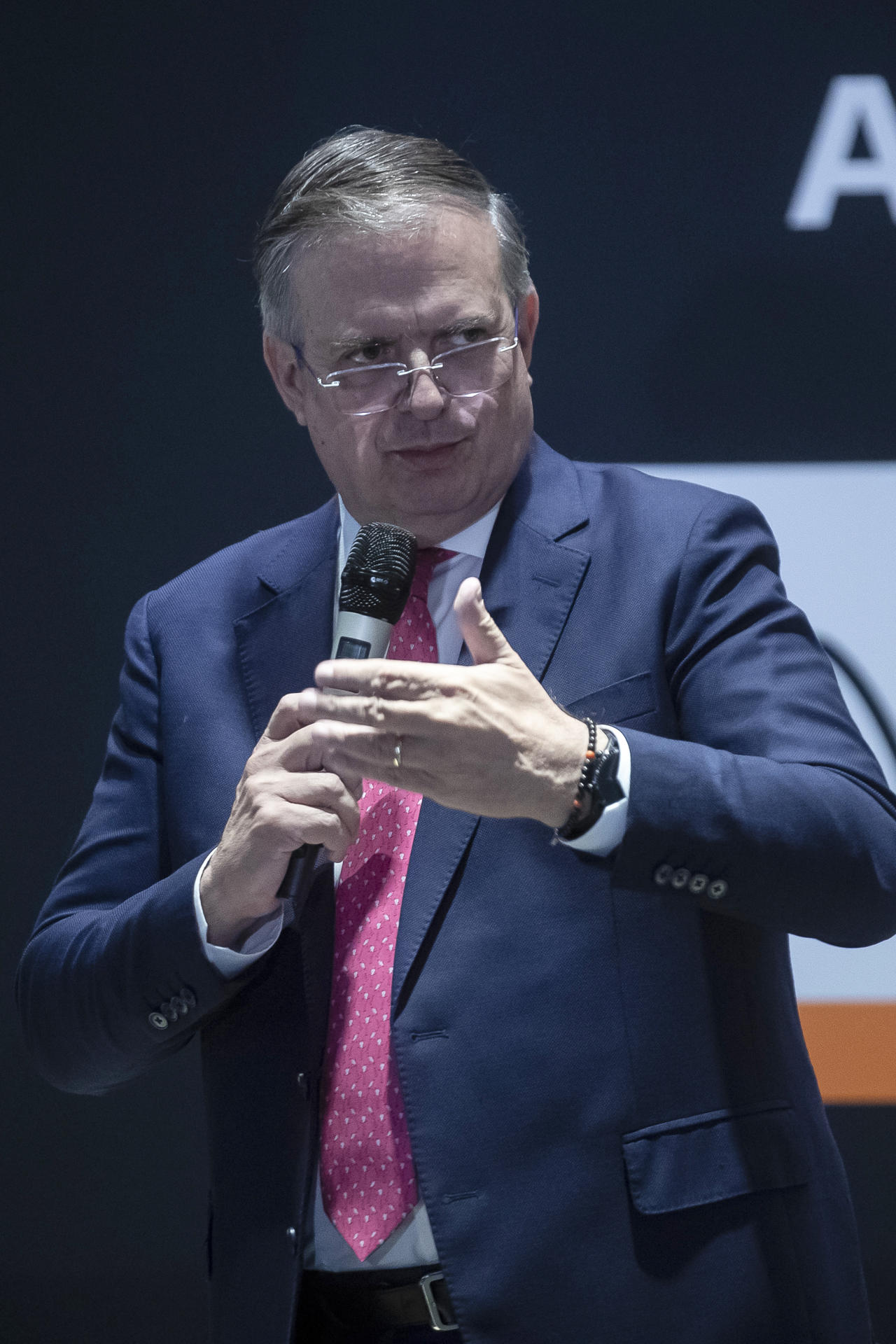 El secretario de Economía de México, Marcelo Ebrard, habla durante su participación en el VC Day 2026 este martes, en Ciudad de México (México). EFE/Isaac Esquivel
