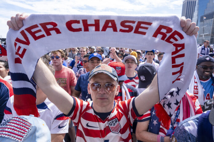 Aficionados de la selección de fútbol de Estados Unidos reacciona durante el anuncio de la lista oficial de jugadores convocados para el Mundial 2026 en Nueva York (Estados Unidos). Imagen de archivo. EFE/ Ángel Colmenares
