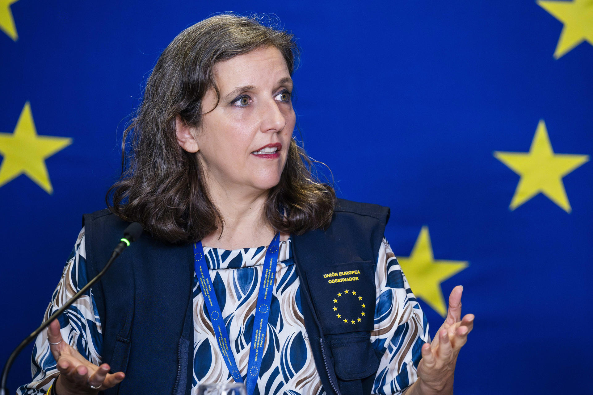Fotografía cedida por la Misión de Observación Electoral de la Unión Europea (UE) de la jefa de la misión electoral, Annalisa Corrado, hablando en una rueda de prensa este martes, en Lima (Perú). EFE/ Observación Electoral UE