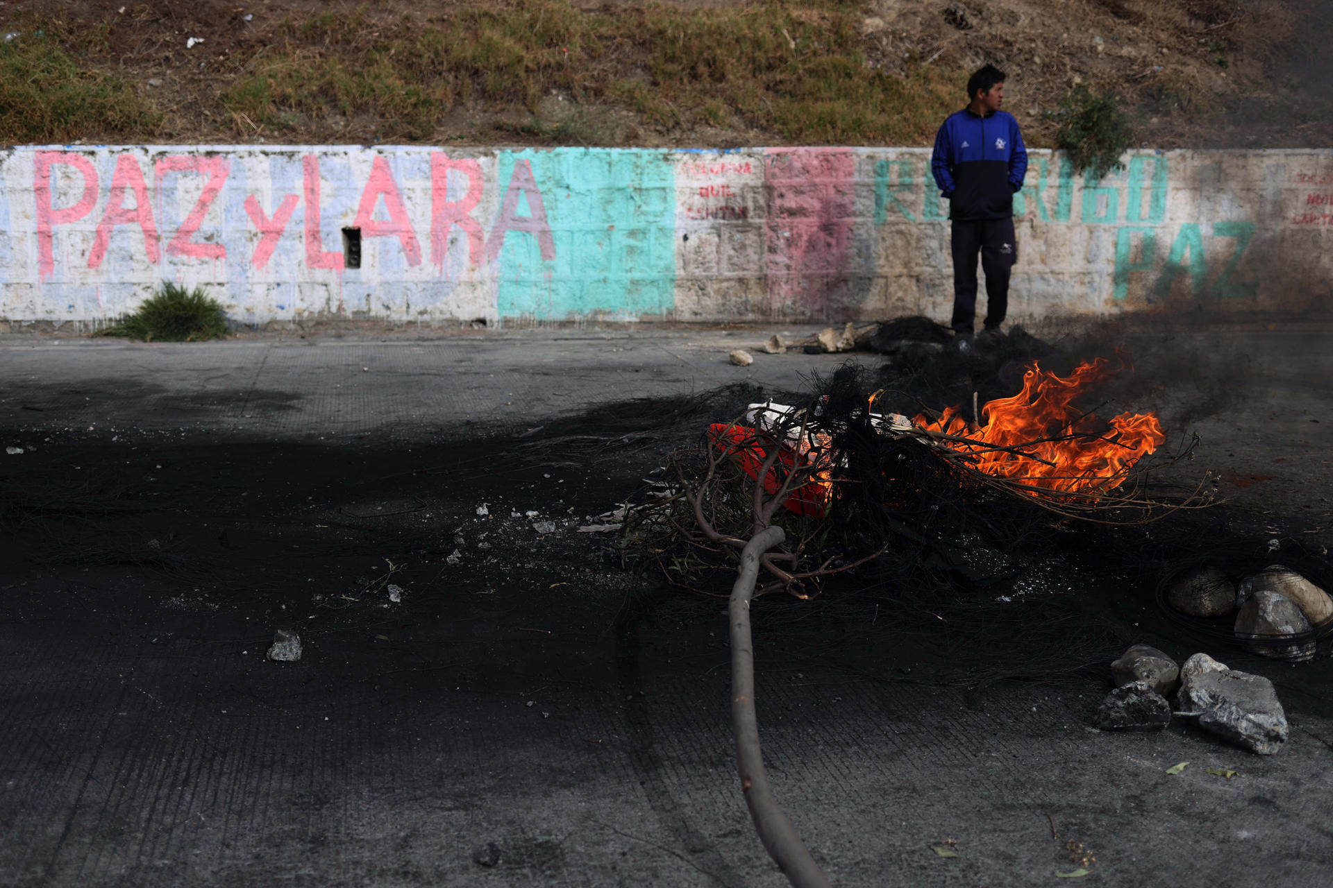Conductores realizan un bloqueo por la falta de combustible este martes, en La Paz (Bolivia). EFE/Luis Gandarillas