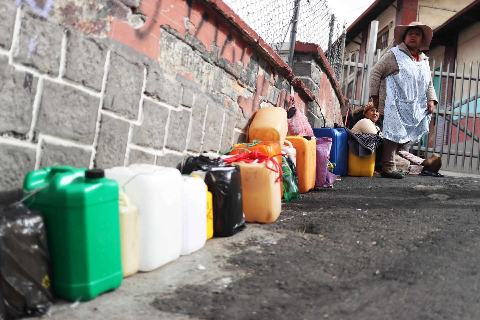 Mujeres aimara esperan para comprar combustible este martes, en La Paz (Bolivia). EFE/Luis Gandarillas