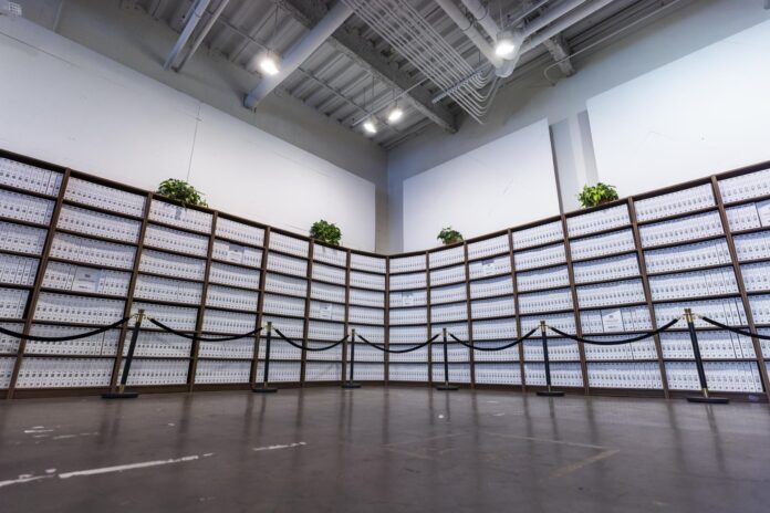 En la inauguración de la exposición, que tuvo lugar el 9 de junio de 2026 en Washington, D.C., EE. UU., se exhibieron 3.437 volúmenes encuadernados de los archivos de Epstein. EFE/EPA/JIM LO SCALZO
