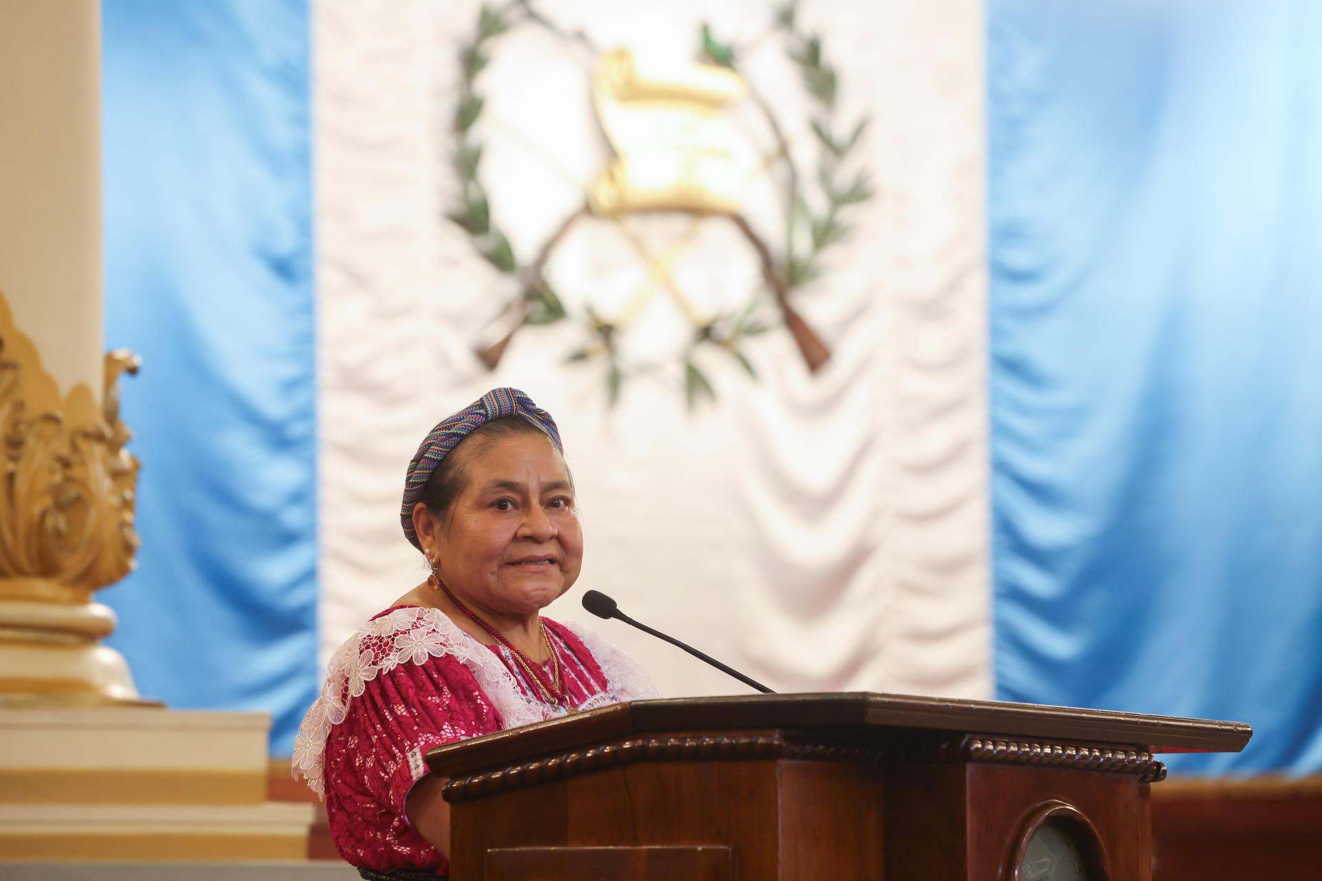 La líder indígena maya k'iche' y Premio Nobel de la Paz 1992, Rigoberta Menchú Tum, habla durante al lanzamiento de la XXIII Feria Internacional del Libro (Filgua) este martes, en el Palacio Nacional de la Cultura en Ciudad de Guatemala (Guatemala). EFE/ Mariano Macz