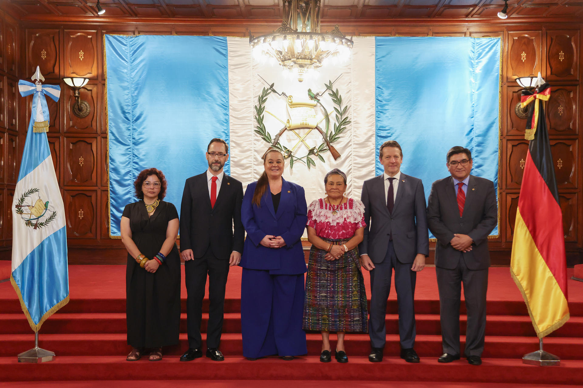 De izquierda a derecha, la escritora Guatemalteca, Denise Phé-Funchal; el viceministro de Cultura de Guatemala, Emiliano Váldez; la ministra de Educación de Guatemala, Anabella Giracca; la líder indígena maya k'iche' y Premio Nobel de la Paz 1992, Rigoberta Menchú Tum, el embajador de Alemania en Guatemala,Hardy Boeckle, y el presidente de la Asociación Gremial de Editores de Guatemal, César Medina, posan en el lanzamiento de la XXIII Feria Internacional del Libro (Filgua)este martes, en el Palacio Nacional de la Cultura en Ciudad de Guatemala (Guatemala). EFE/ Mariano Macz