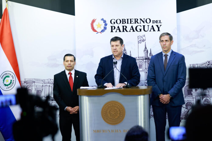 Fotografía cedida por la Presidencia de la República del Paraguay que muestra de izquierda a derecha al presidente de la Administración Nacional de Electricidad (Ande) Félix Sosa, el jefe del Gabinete Civil de la Presidencia de Paraguay, Javier Giménez y el ministro de Industria y Comercio (MIC) Marco Riquelme, hablando durante una conferencia de prensa en Asunción (Paraguay). EFE/ Presidencia De La República Del Paraguay
