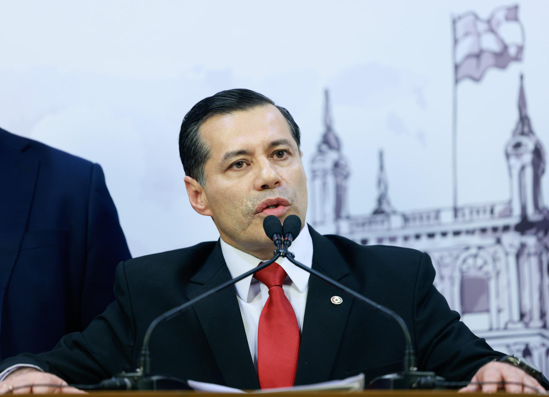 Fotografía cedida por la Presidencia de la República del Paraguay del presidente de la Administración Nacional de Electricidad (Ande), Félix Sosa, hablando durante una conferencia de prensa en Asunción (Paraguay). EFE/ Presidencia De La República Del Paraguay