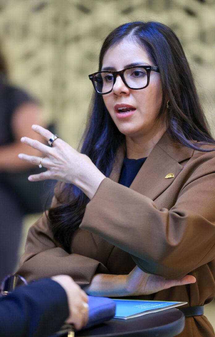 La responsable de Turismo de la Comunidad Andina (CAN), Gabriela López, habla este martes, en Quito (Ecuador). EFE/José Jácome
