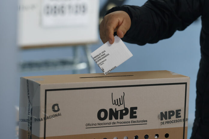 Foto de archivo de una persona que deposita un voto en una urna el domingo 7 de junio de 2026, durante la segunda vuelta de las elecciones presidenciales en Perú, en Santiago (Chile). EFE/ Elvis González
