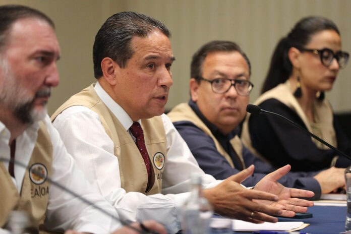 El jefe de la misión de observación electoral en Perú de la Organización de Estados Americanos (OEA), Víctor Rico (2-i), habla durante la presentación de un informe preliminar de observación de la segunda vuelta de las elecciones presidenciales este martes, en Lima (Perú). EFE/ Paolo Aguilar
