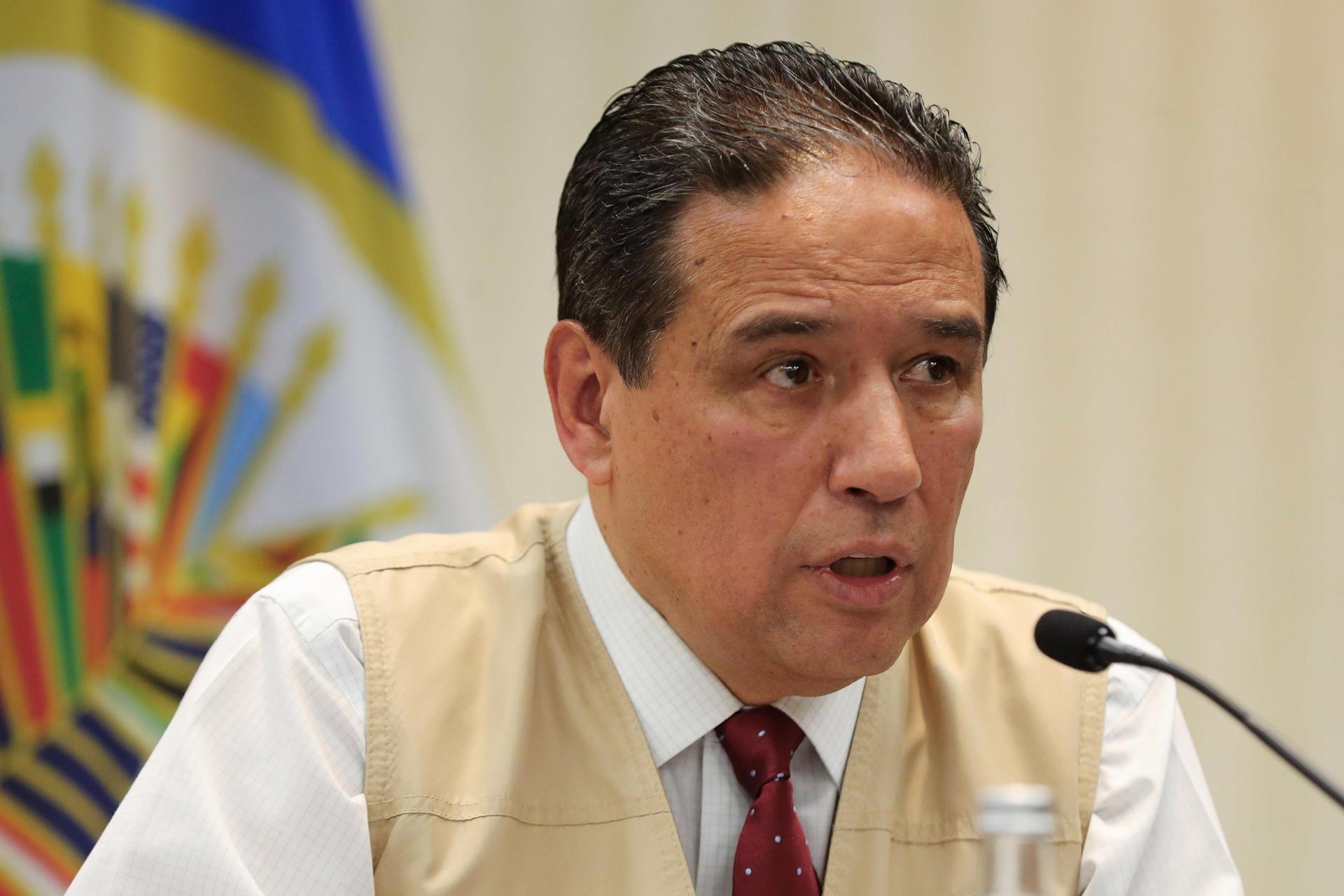 El jefe de la misión de observación electoral en Perú de la Organización de Estados Americanos (OEA), Víctor Rico, habla durante la presentación de un informe preliminar de observación de la segunda vuelta de las elecciones presidenciales este martes, en Lima (Perú). EFE/ Paolo Aguilar
