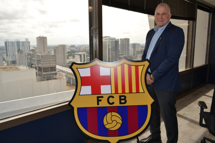 El director general del FC Barcelona para las Américas, Bryan Bachner, posa en la nueva sede del Club Barcelona en Miami (Estados Unidos). EFE/ Antoni Belchi
