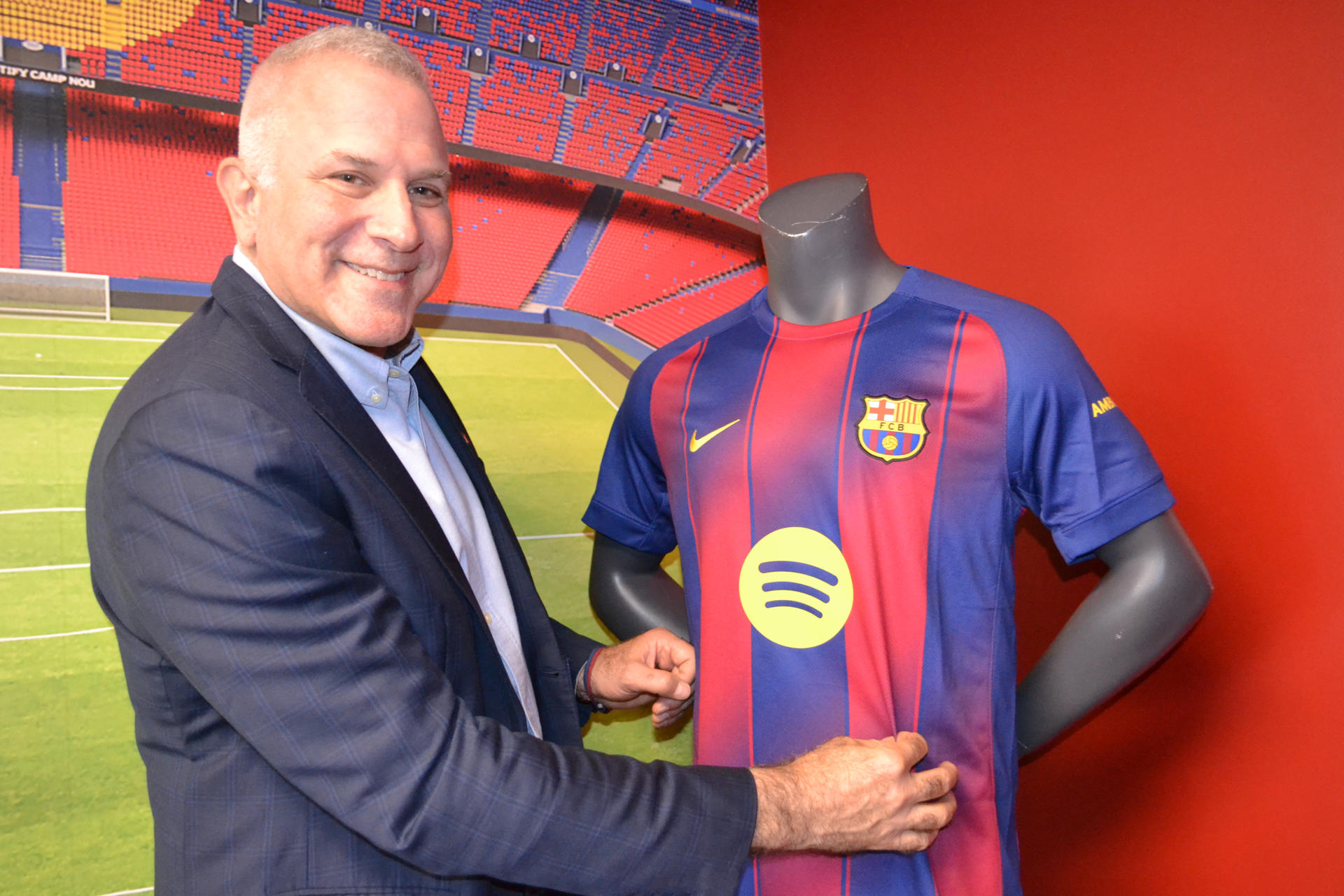 El director general del FC Barcelona para las Américas, Bryan Bachner, posa en la nueva sede del Club Barcelona en Miami (Estados Unidos). EFE/ Antoni Belchi
