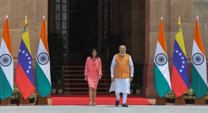 Fotografía del 4 de junio de 2026 que muestra al primer ministro de la India, Narendra Modi, recibiendo a la presidenta encargada de Venezuela, Delcy Rodríguez. EFE/EPA/RAJAT GUPTA
